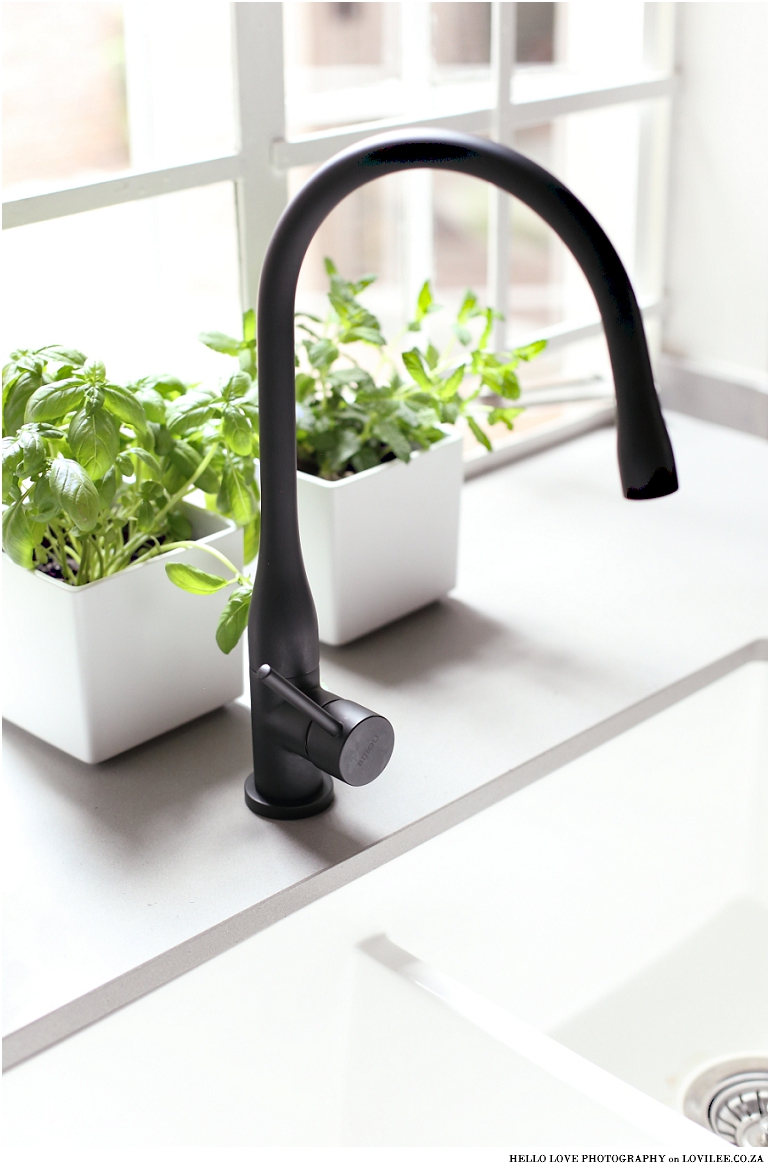 Bijiou Black kitchen tap and butler sink