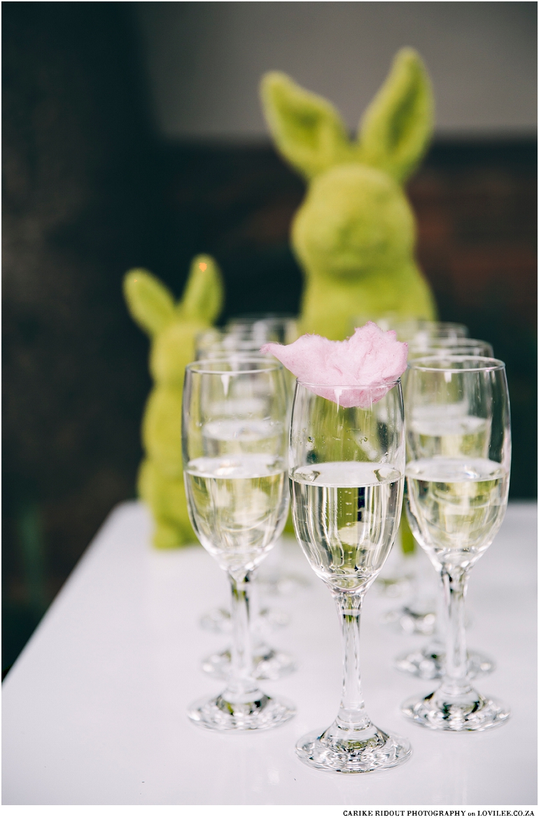 Non-alcoholic champagne with pink candyfloss