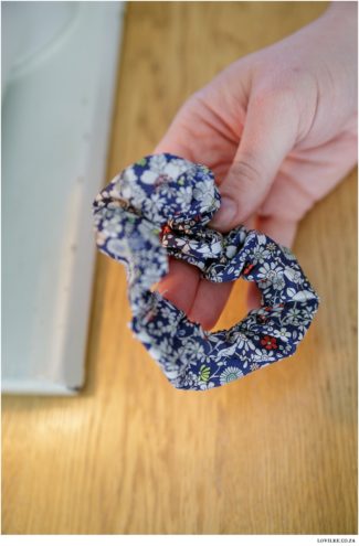 The easiest way to make a hair schrunchie