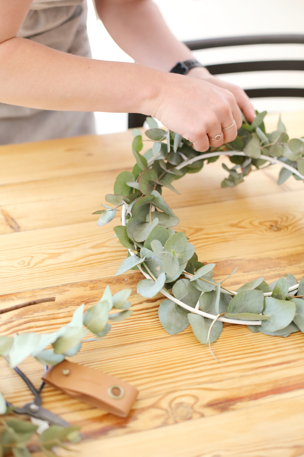 The Easiest way to make a DIY Eucalyptus Wreath