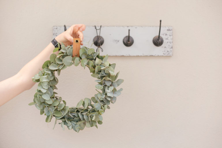 The Easiest way to make a DIY Eucalyptus Wreath